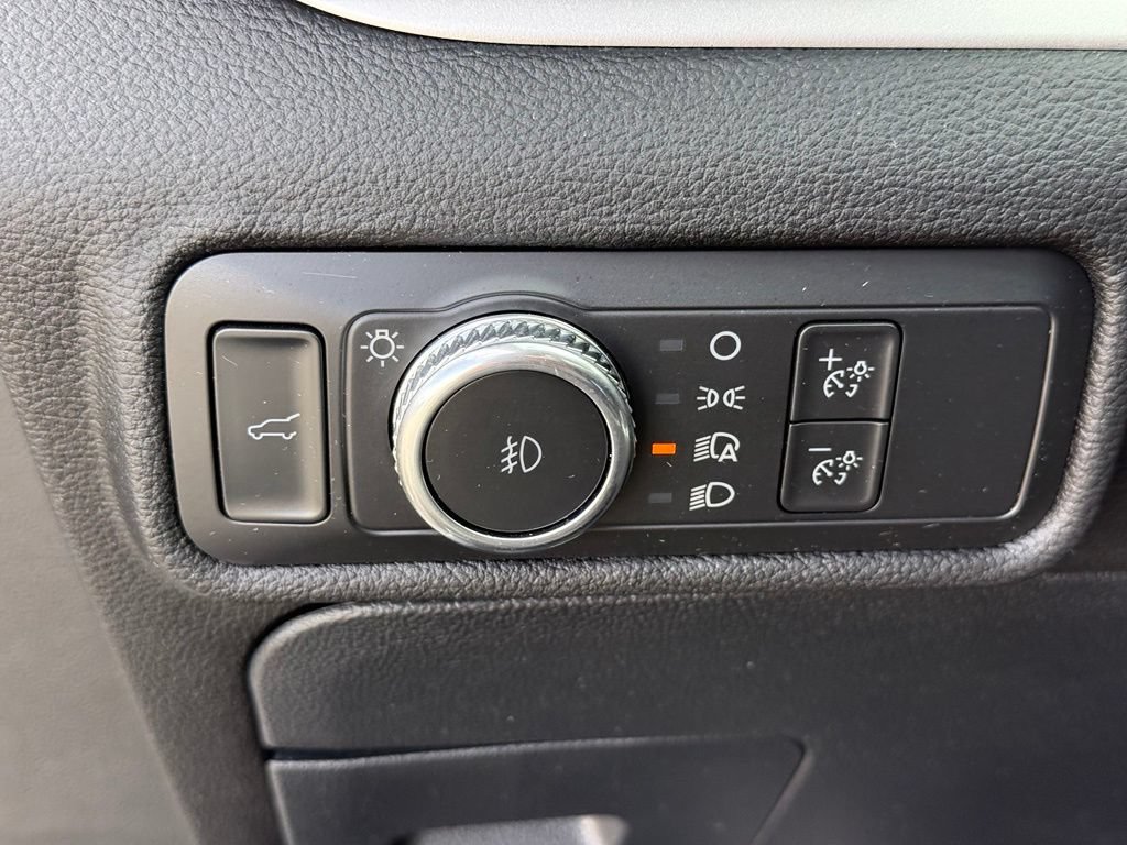 Used 2021 Ford Explorer XLT w/ Equipment Group 202A AWD/4WD image 31