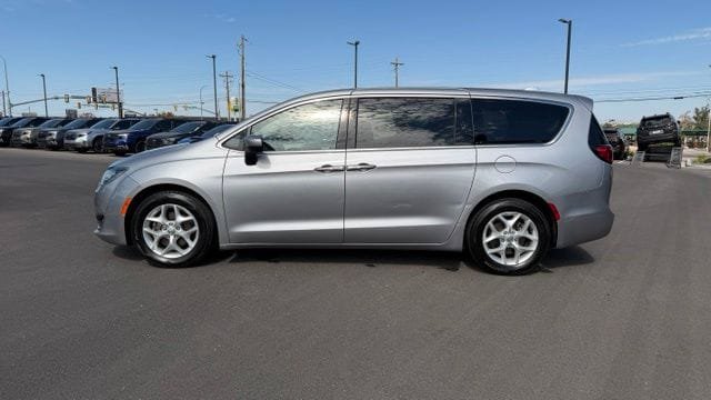 Used 2017 Chrysler Pacifica Touring Plus w/ Tire & Wheel Group FWD image 6