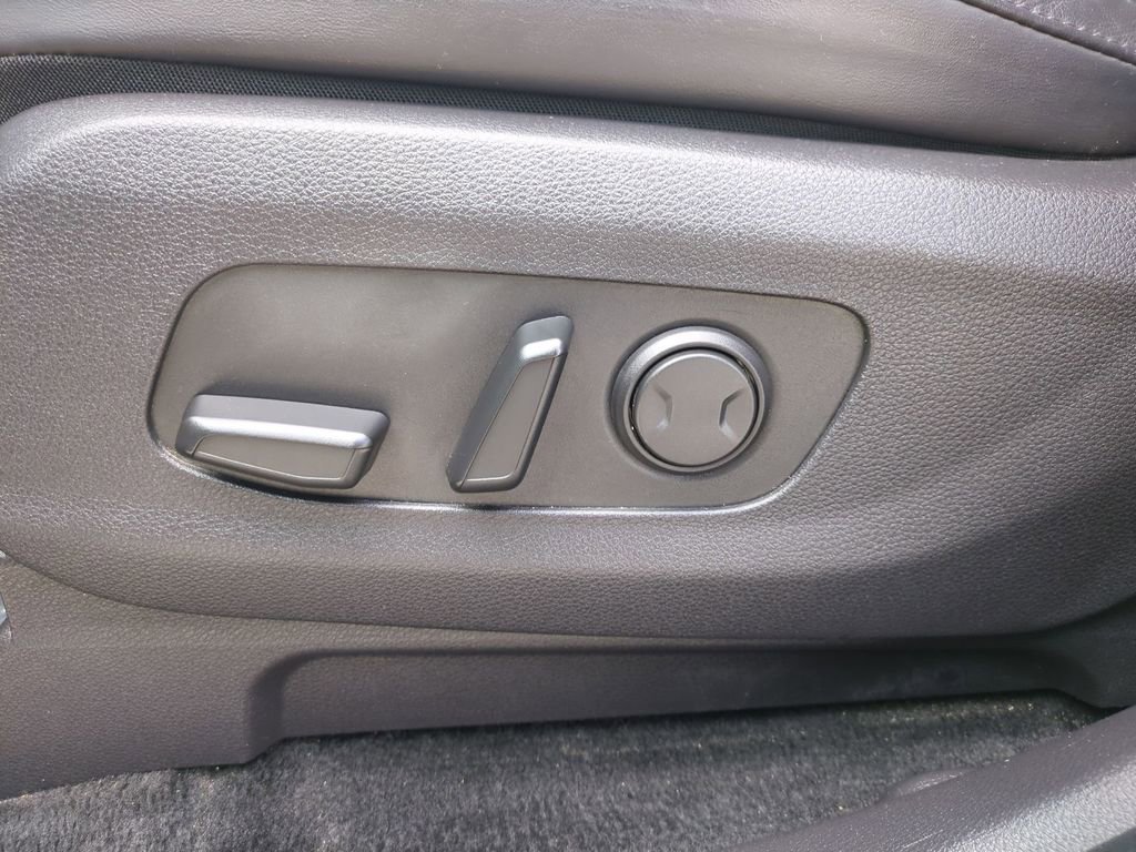 Used 2023 Kia Carnival LX FWD image 13