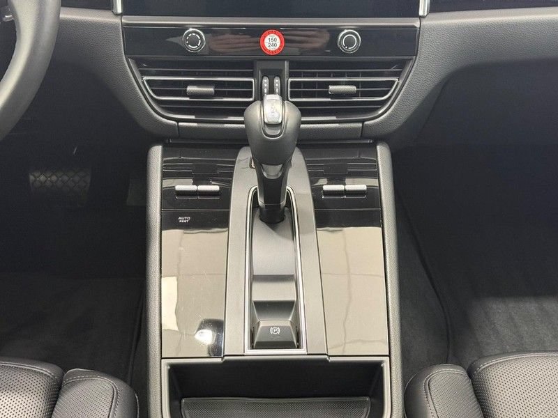 Certified 2025 Porsche Macan AWD/4WD image 16