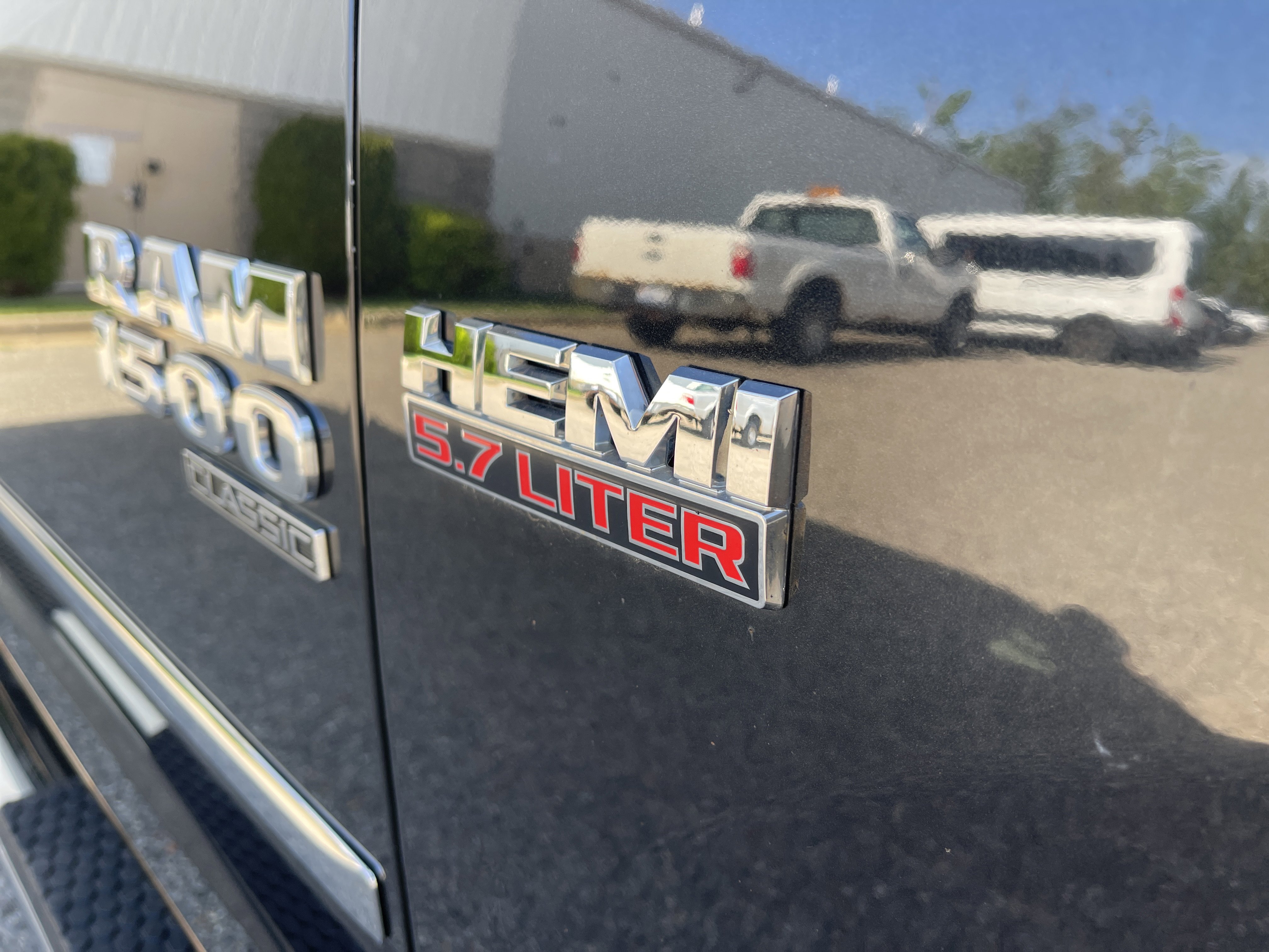 Used 2019 RAM 1500 Classic SLT w/ SLT Plus D←cor Group AWD/4WD image 27