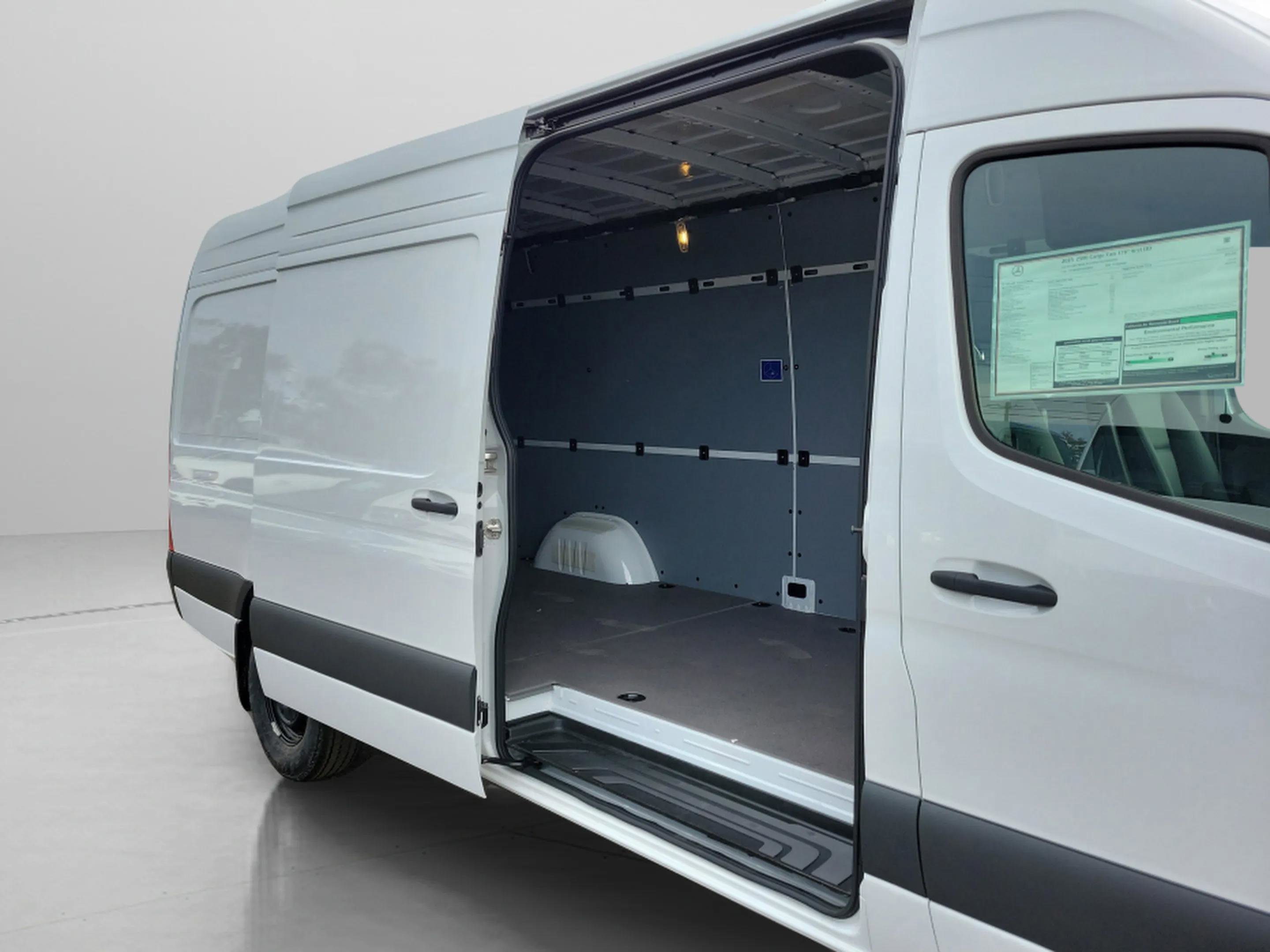 Used 2025 Mercedes-Benz Sprinter 2500 image 31