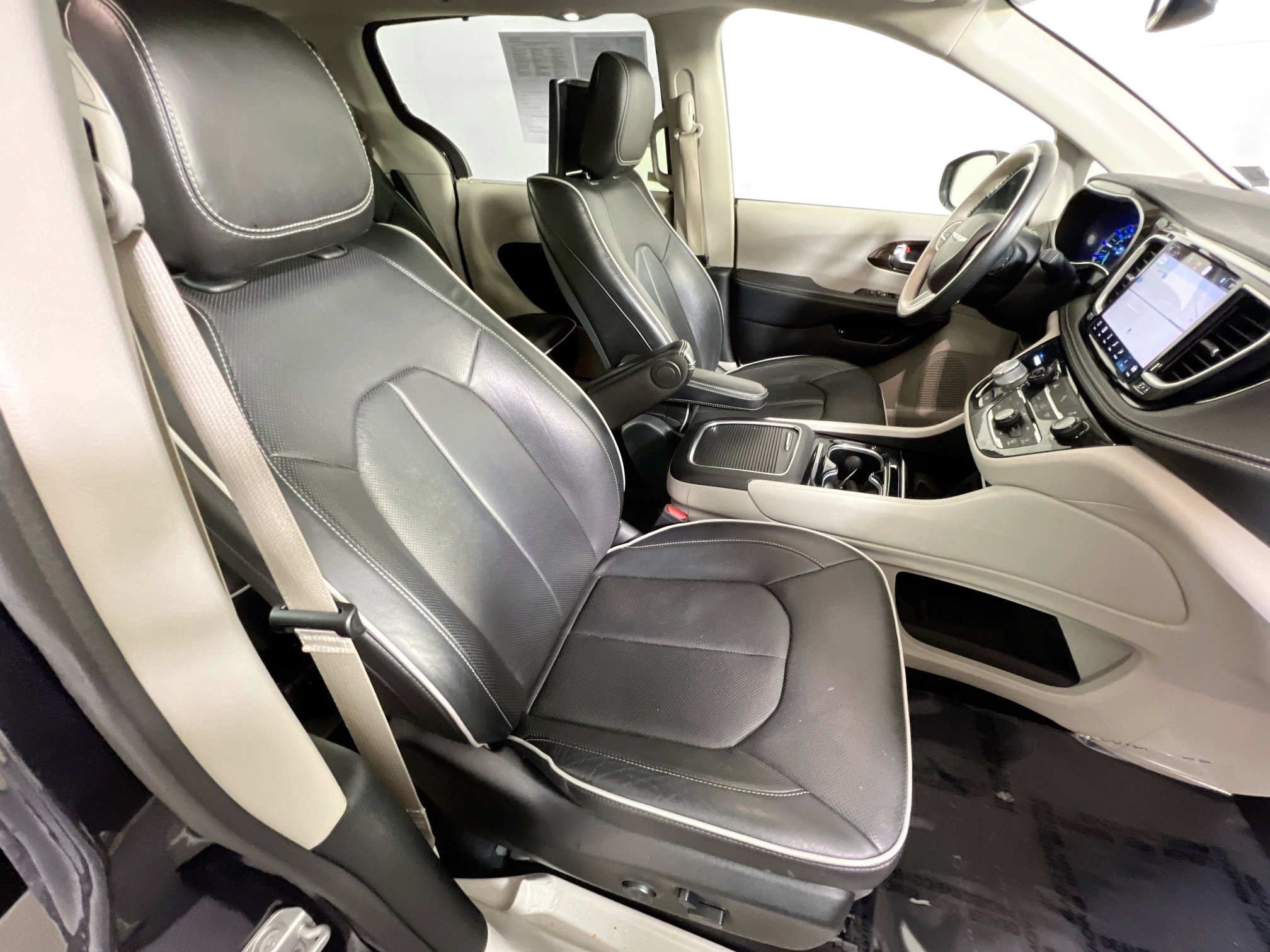 Used 2021 Chrysler Pacifica Limited w/ Uconnect Theater Family Group image 30