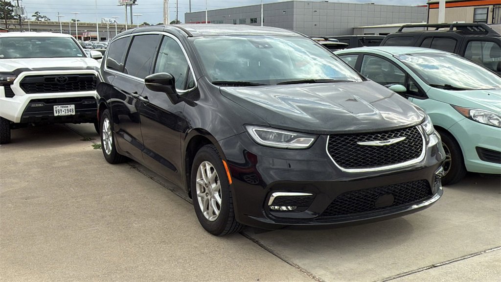 Used 2023 Chrysler Pacifica Touring-L image 3