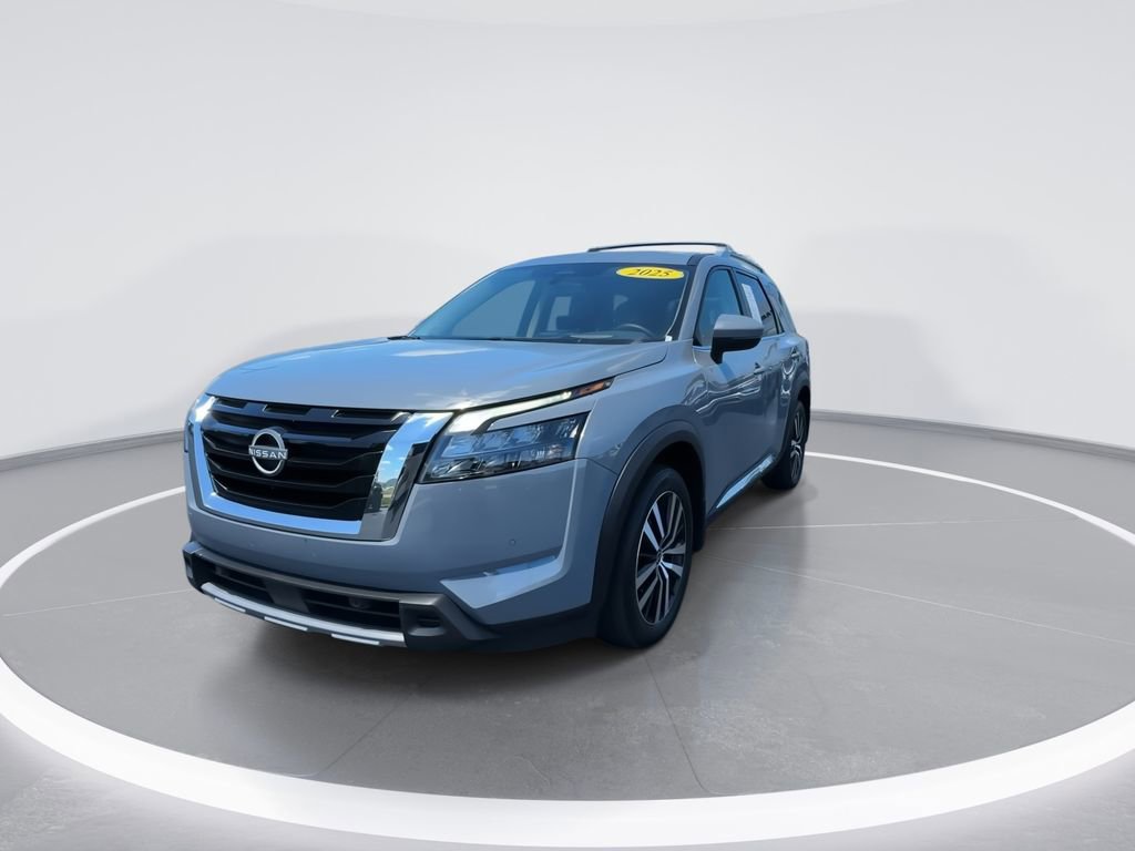Used 2025 Nissan Pathfinder Platinum AWD/4WD image 3