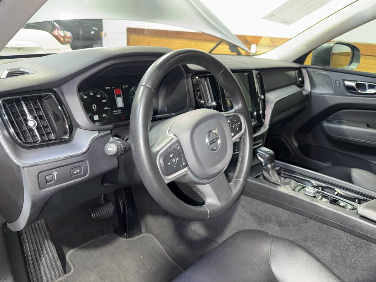 Used 2019 Volvo XC60 T6 Momentum w/ Multimedia Package AWD/4WD image 17