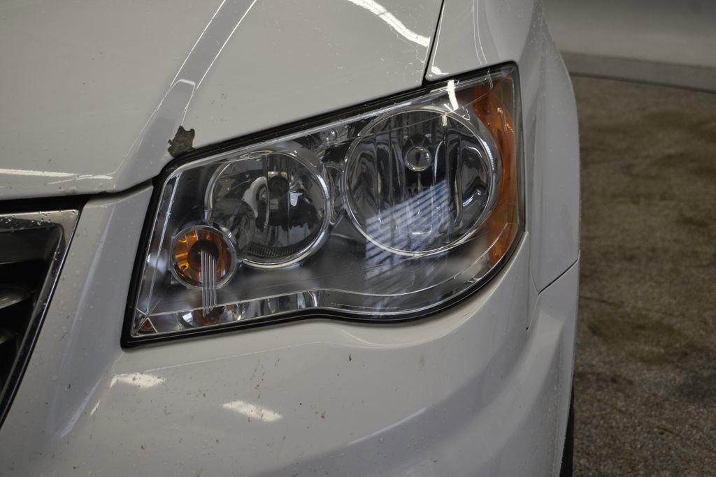 Used 2015 Chrysler Town & Country Touring w/ Driver Convenience Group image 15