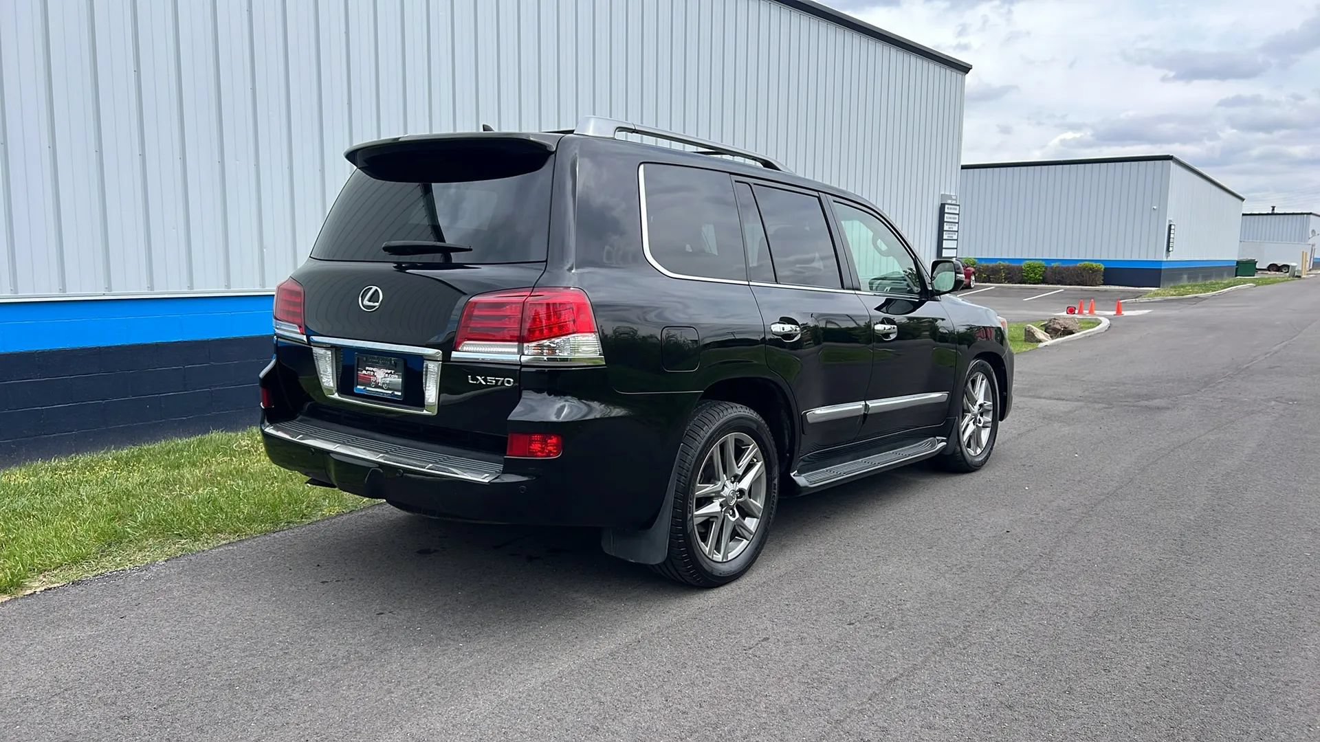 Used 2013 Lexus LX 570 4WD w/ Luxury Pkg image 5