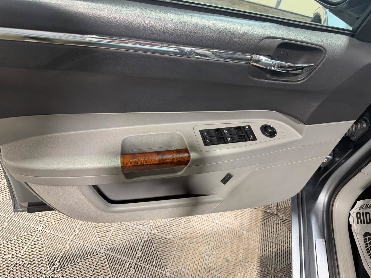 Used 2006 Chrysler 300 C w/ Navigation & Sound Group II AWD/4WD image 24