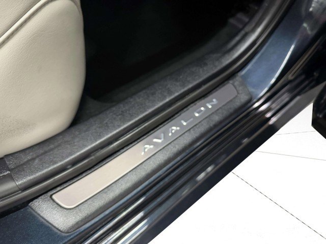 Used 2018 Toyota Avalon Limited image 37