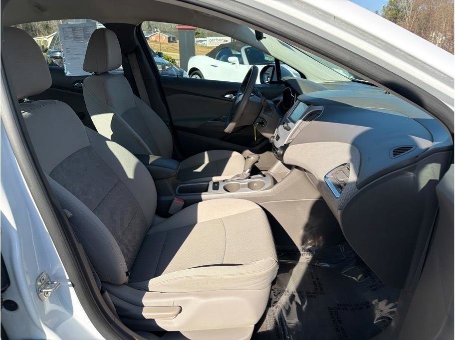 Used 2017 Chevrolet Cruze LS FWD image 11