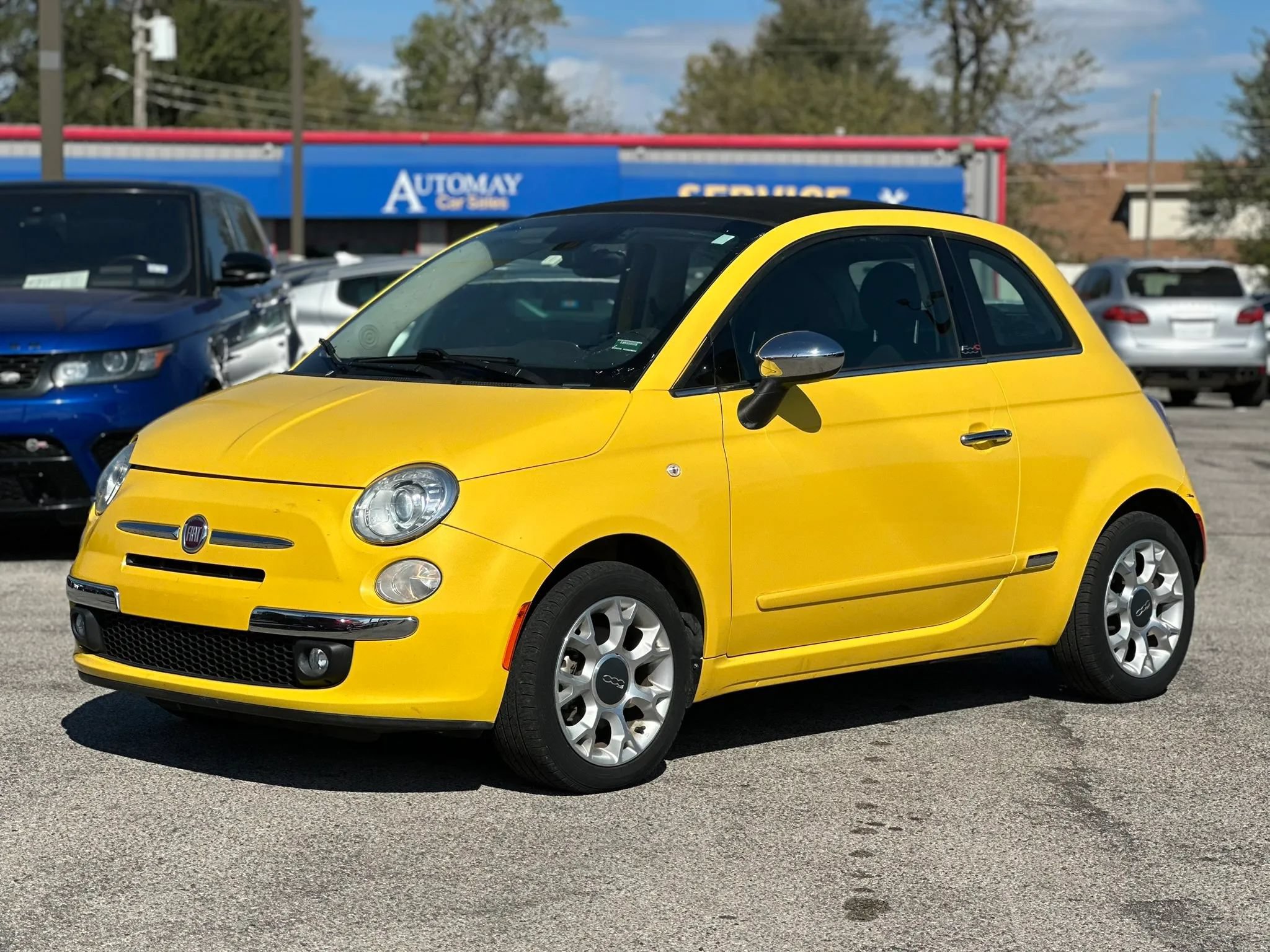 Used 2017 FIAT 500 Lounge FWD image 2