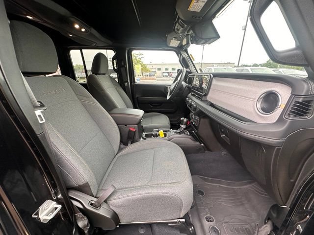 Used 2024 Jeep Wrangler Unlimited Sahara w/ Technology Group AWD/4WD image 23
