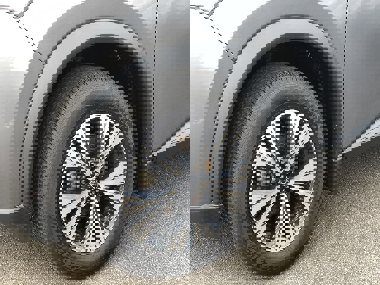 Used 2022 Nissan Rogue SV w/ SV Premium Package image 2