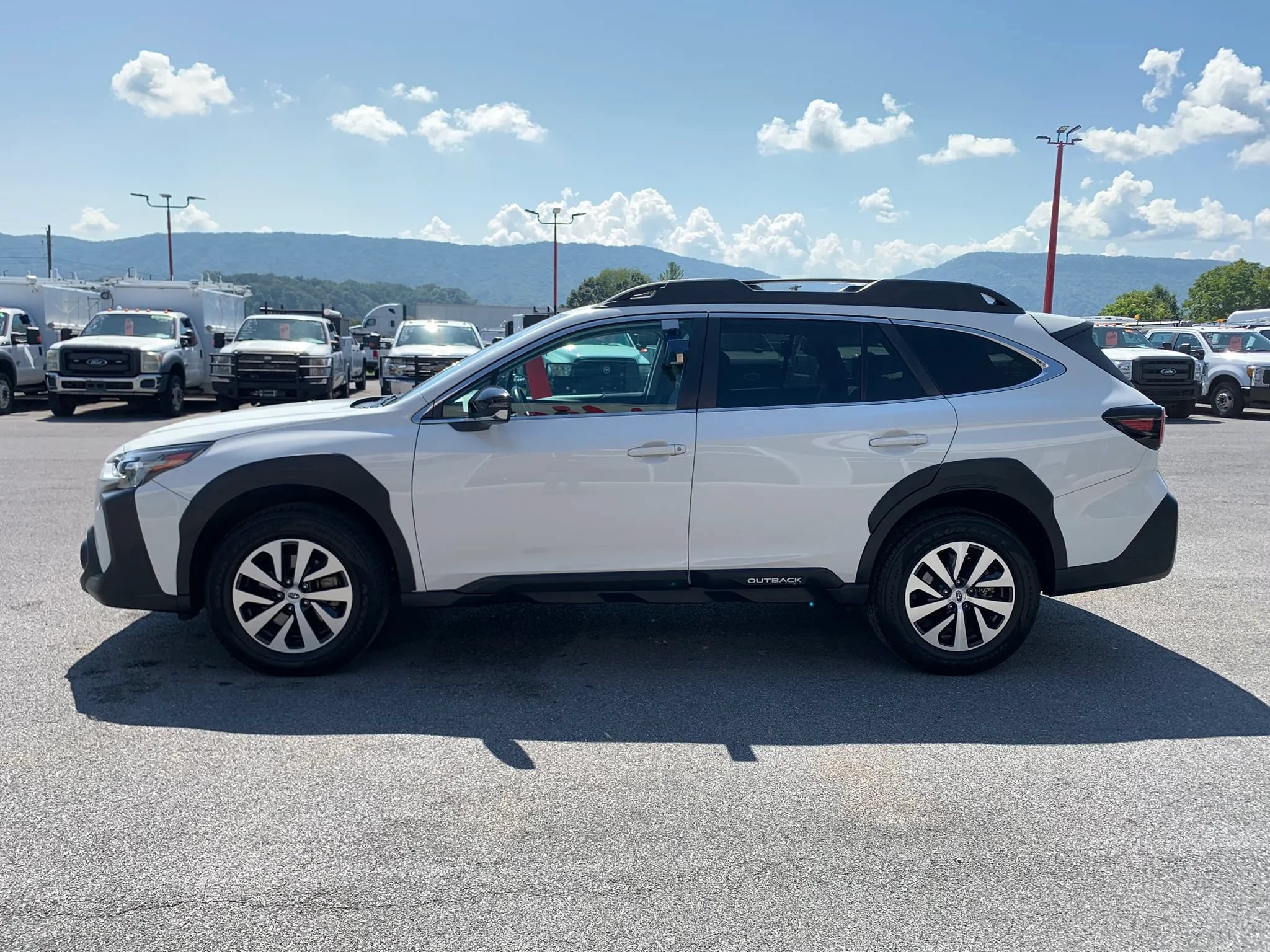 Used 2023 Subaru Outback Premium AWD/4WD image 5