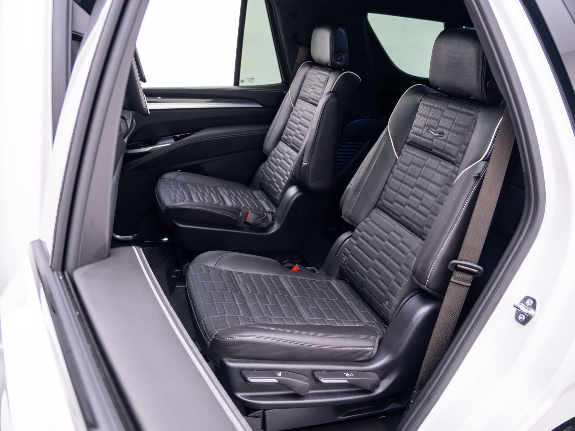Certified 2025 Cadillac Escalade V w/ LPO, ONYX Package AWD/4WD image 20