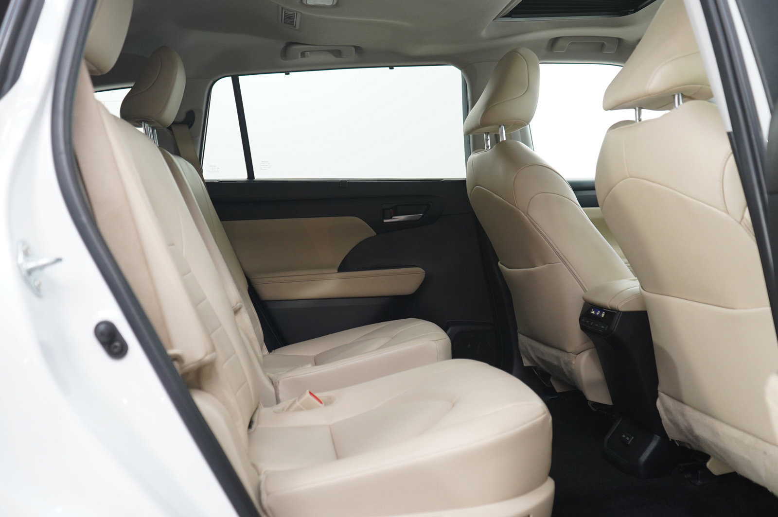Used 2024 Toyota Highlander XLE FWD image 13