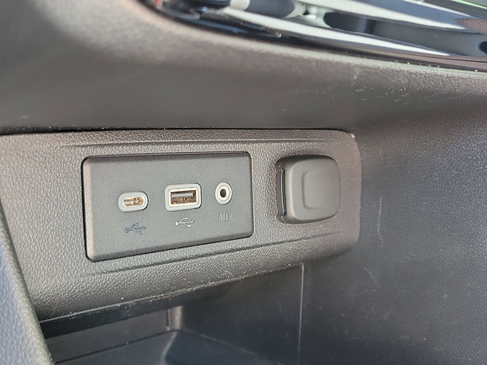 Used 2020 Buick Encore GX Select FWD image 25