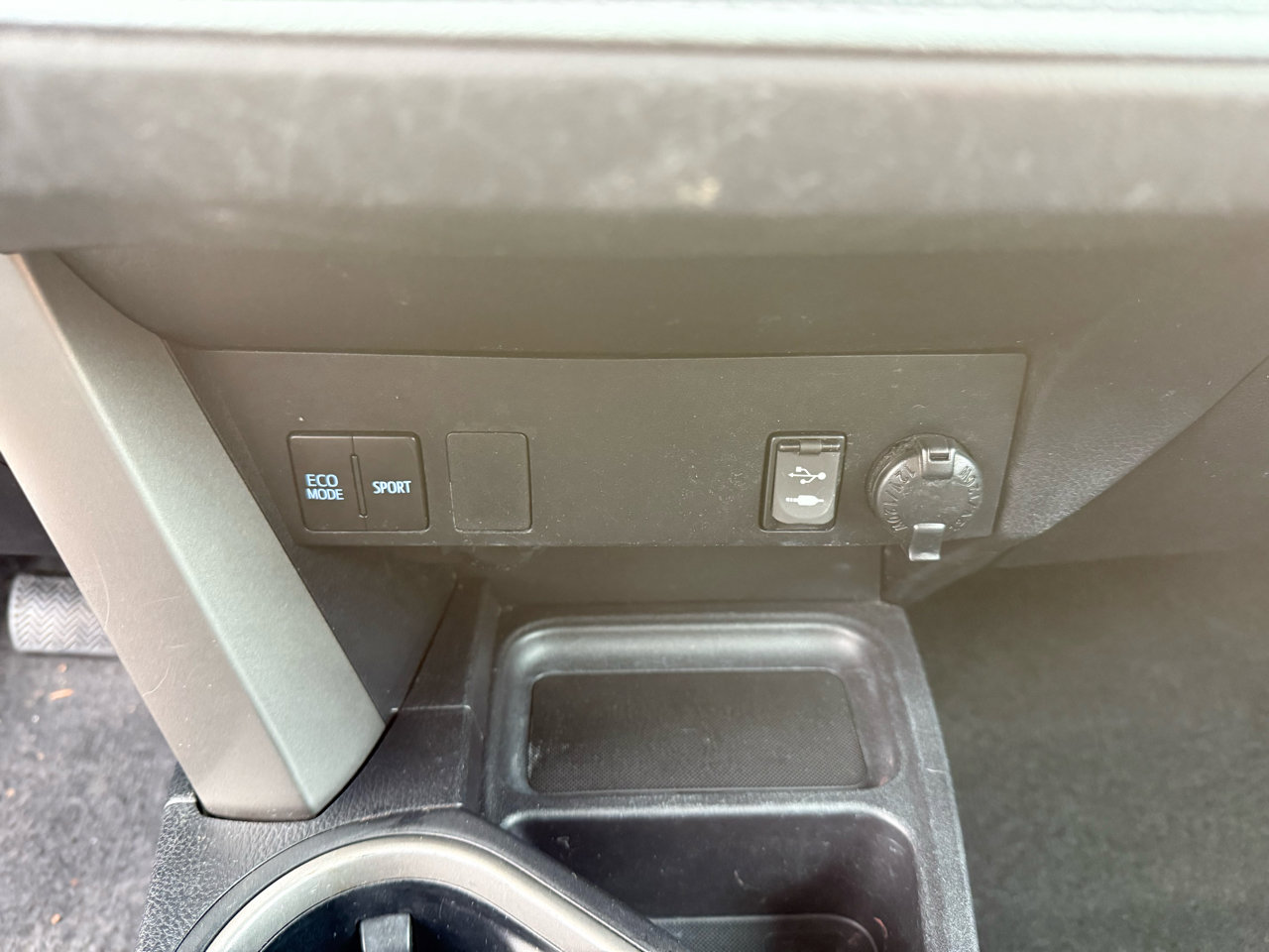 Used 2016 Toyota RAV4 LE image 27