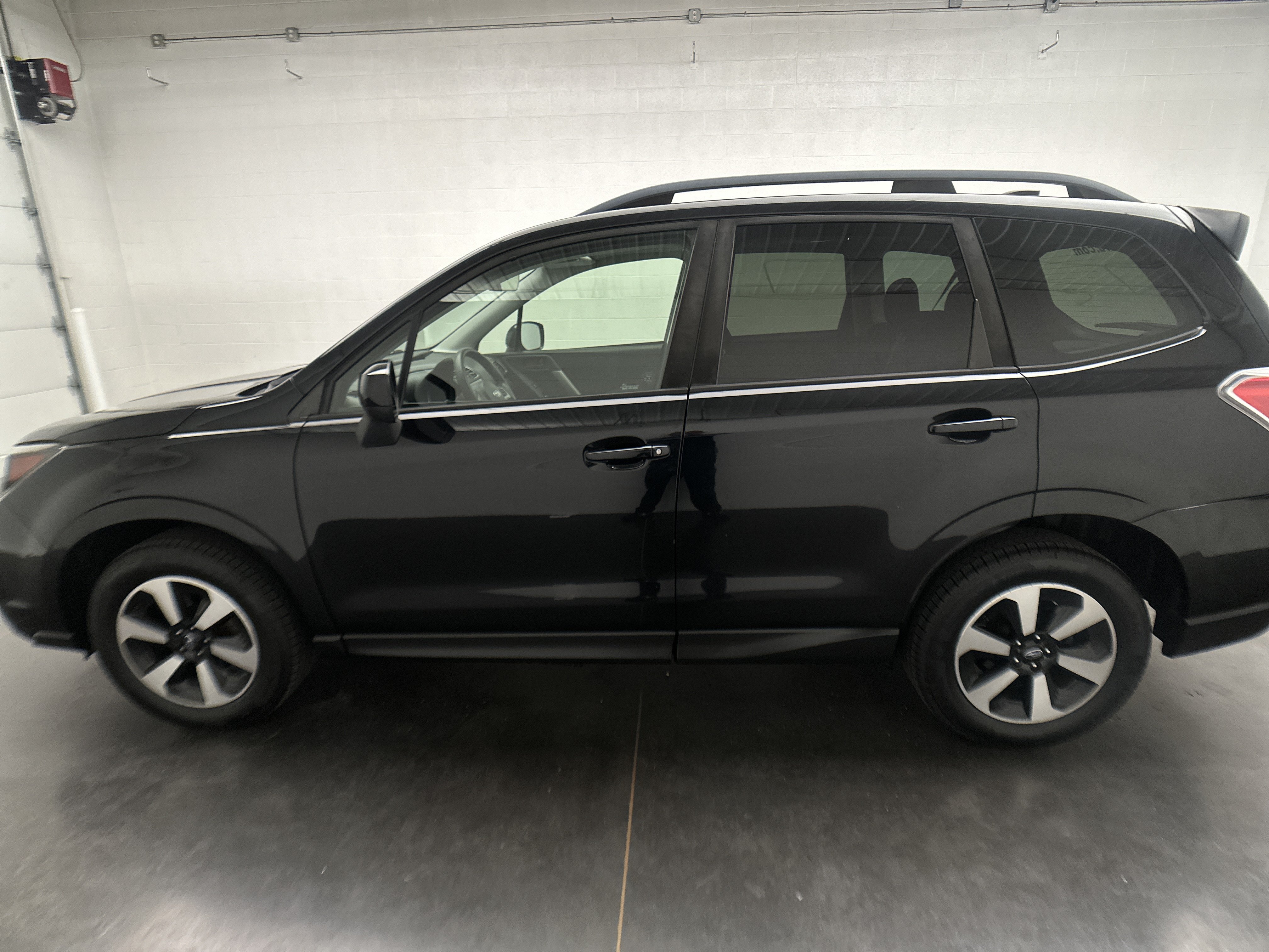 Used 2017 Subaru Forester 2.5i Premium w/ All-Weather Package AWD/4WD image 5