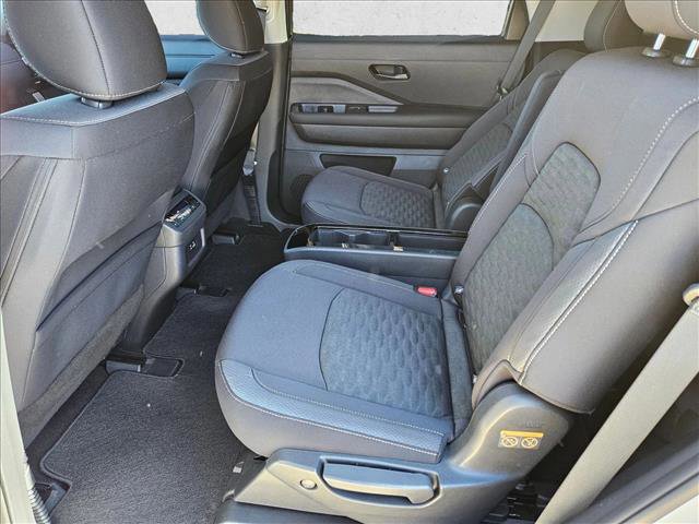 Used 2024 Nissan Pathfinder SV w/ SV Premium Package image 17