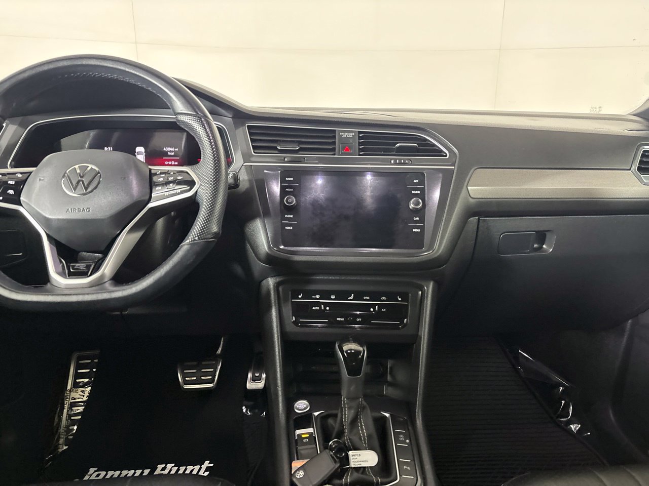 Used 2024 Volkswagen Tiguan SE R-Line AWD/4WD image 23