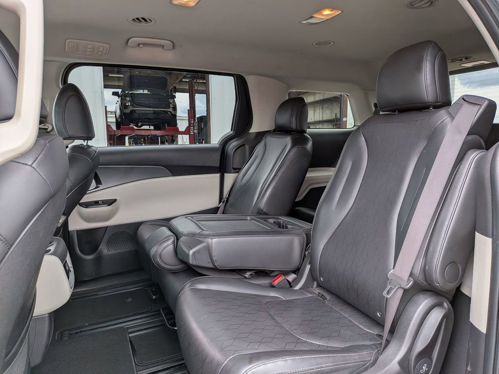Used 2023 Kia Carnival LX FWD image 32