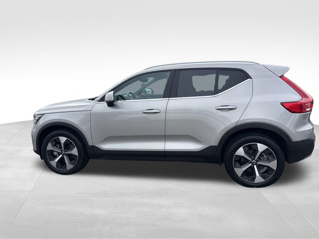 Used 2025 Volvo XC40 B5 Plus AWD/4WD image 17