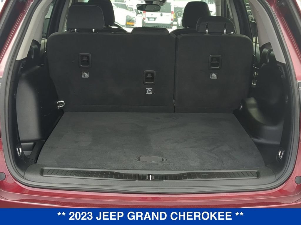 Used 2023 Jeep Grand Cherokee Laredo AWD/4WD image 5