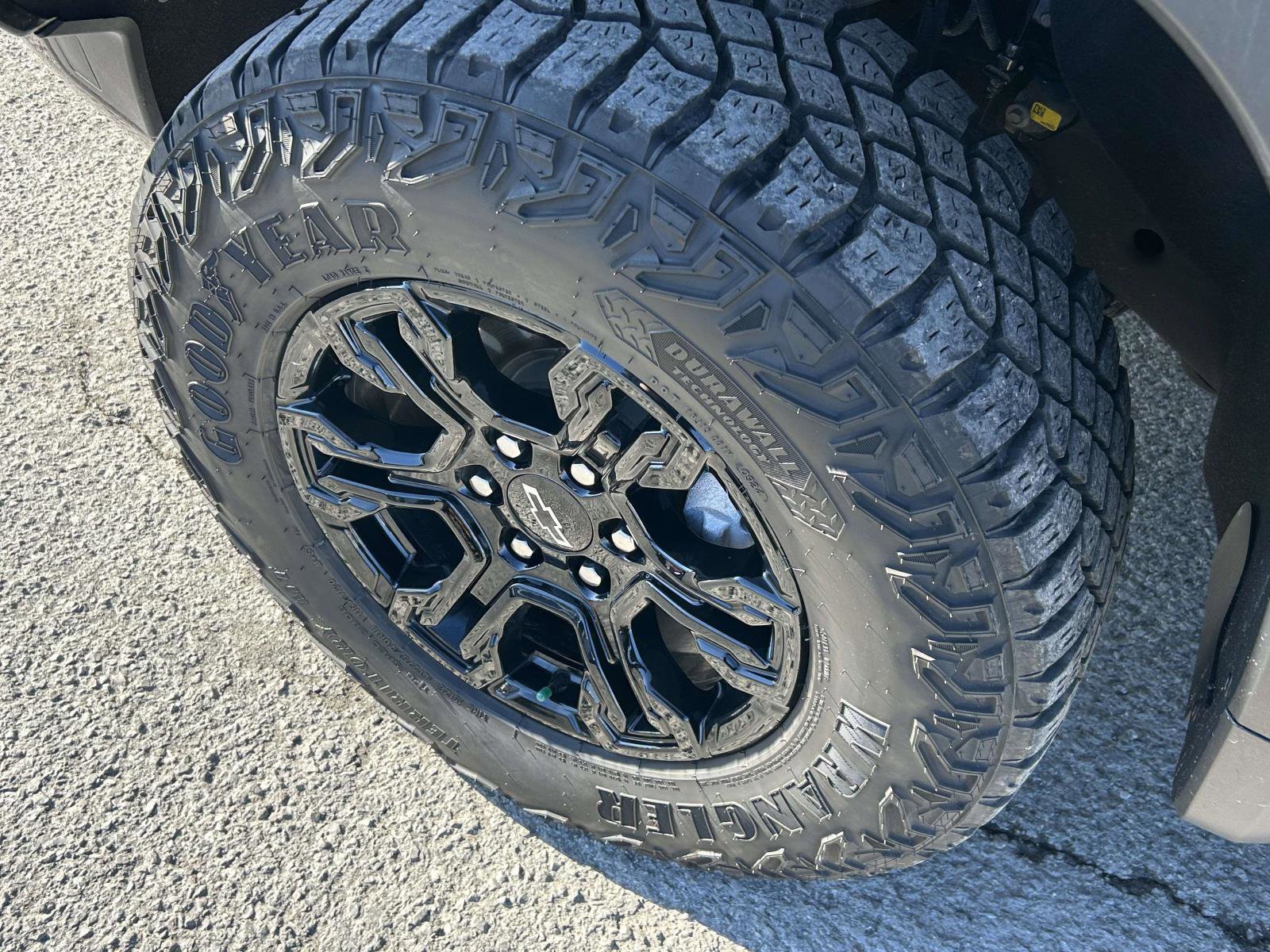 Used 2024 Chevrolet Silverado 1500 ZR2 w/ Technology Package image 9