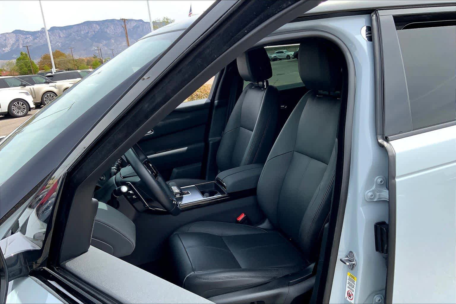 Used 2025 Land Rover Range Rover Velar Dynamic SE image 7