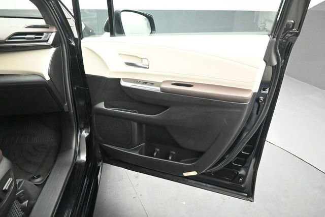 Used 2024 Toyota Sienna Platinum AWD/4WD image 32