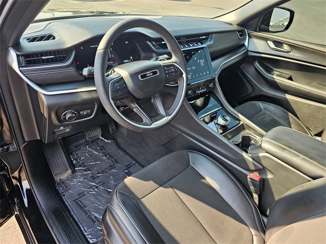 Used 2025 Jeep Grand Cherokee Altitude image 2