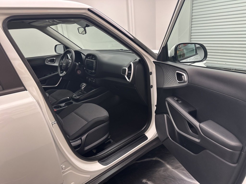 Used 2022 Kia Soul LX image 8