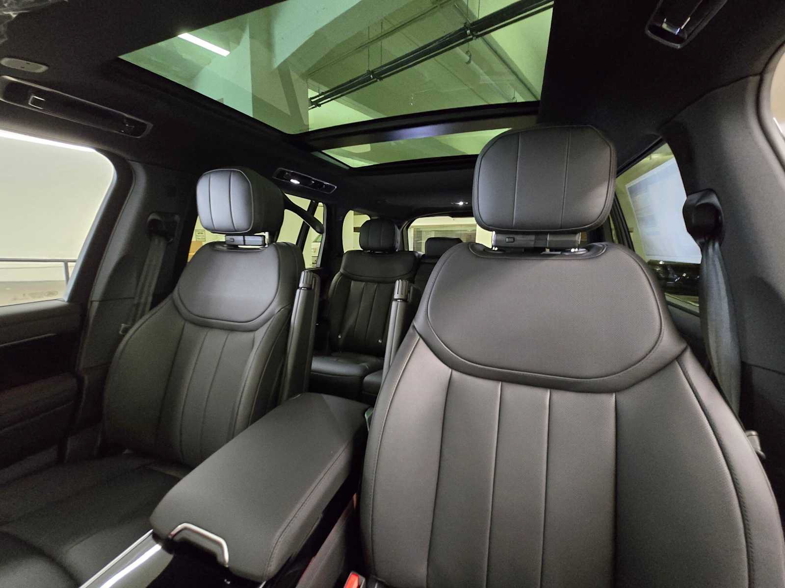 New 2026 Land Rover Range Rover Long Wheelbase SE AWD/4WD image 23
