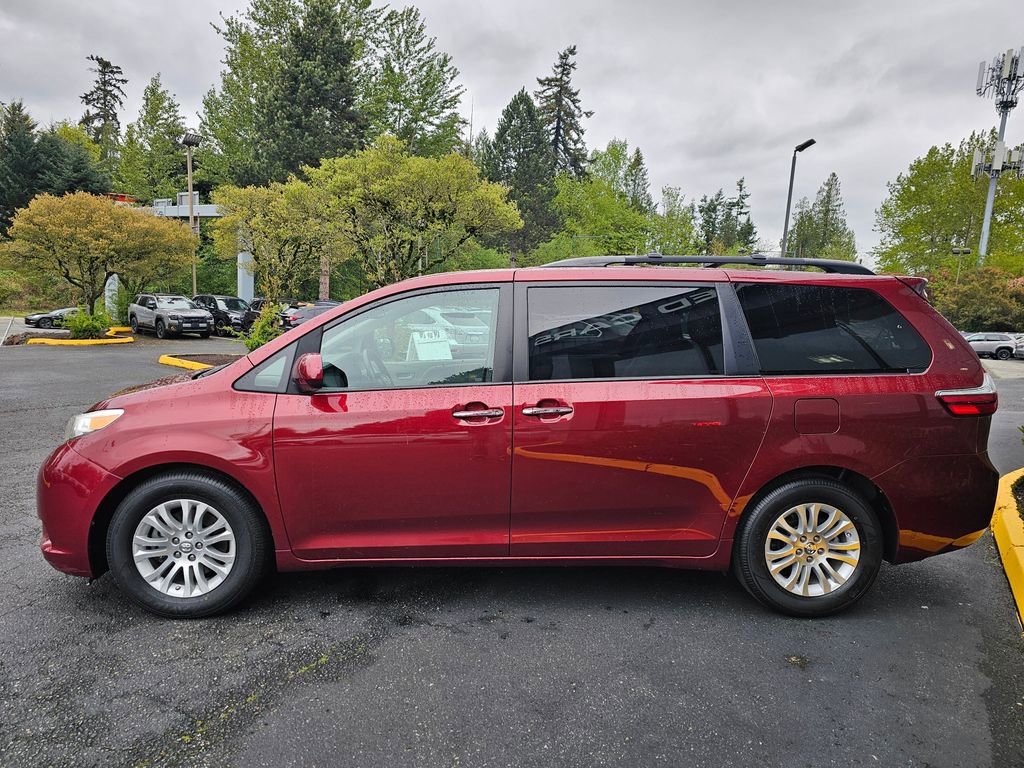 Used 2017 Toyota Sienna XLE w/ XLE Navigation Package FWD image 4