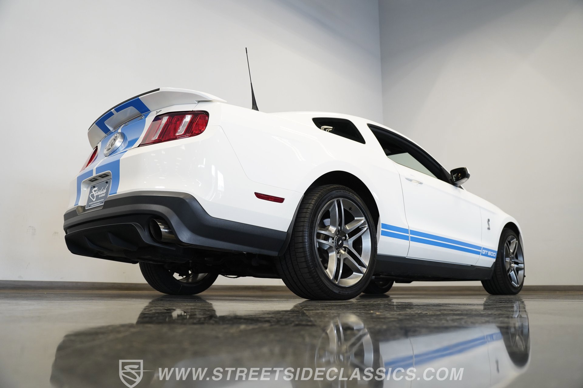 Used 2010 Ford Mustang Shelby GT500 image 13