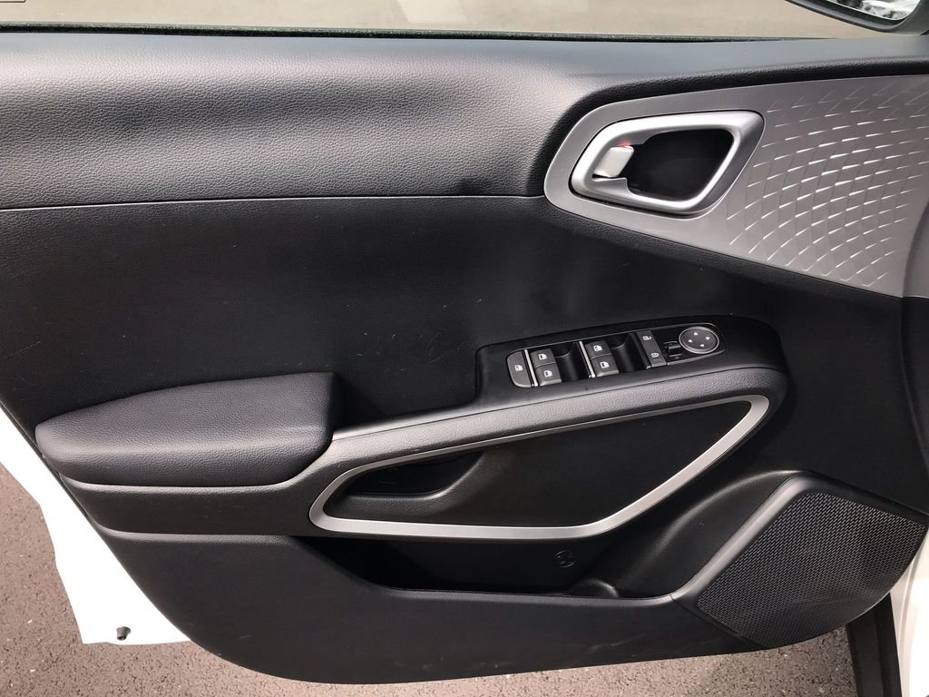 Certified 2025 Kia Soul LX w/ LX Technology Package FWD image 13