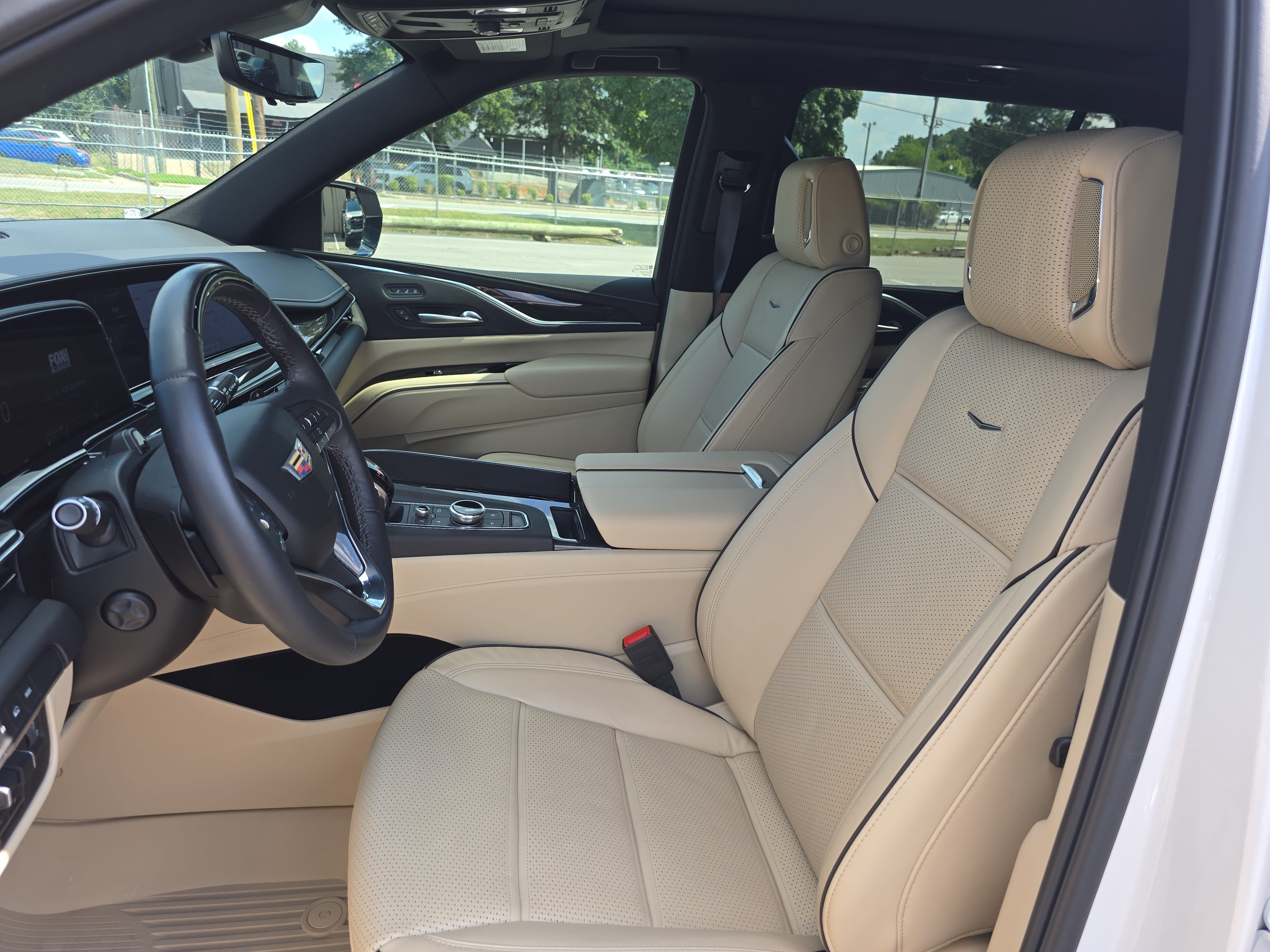 Used 2024 Cadillac Escalade ESV Premium Luxury w/ Performance Package AWD/4WD image 15