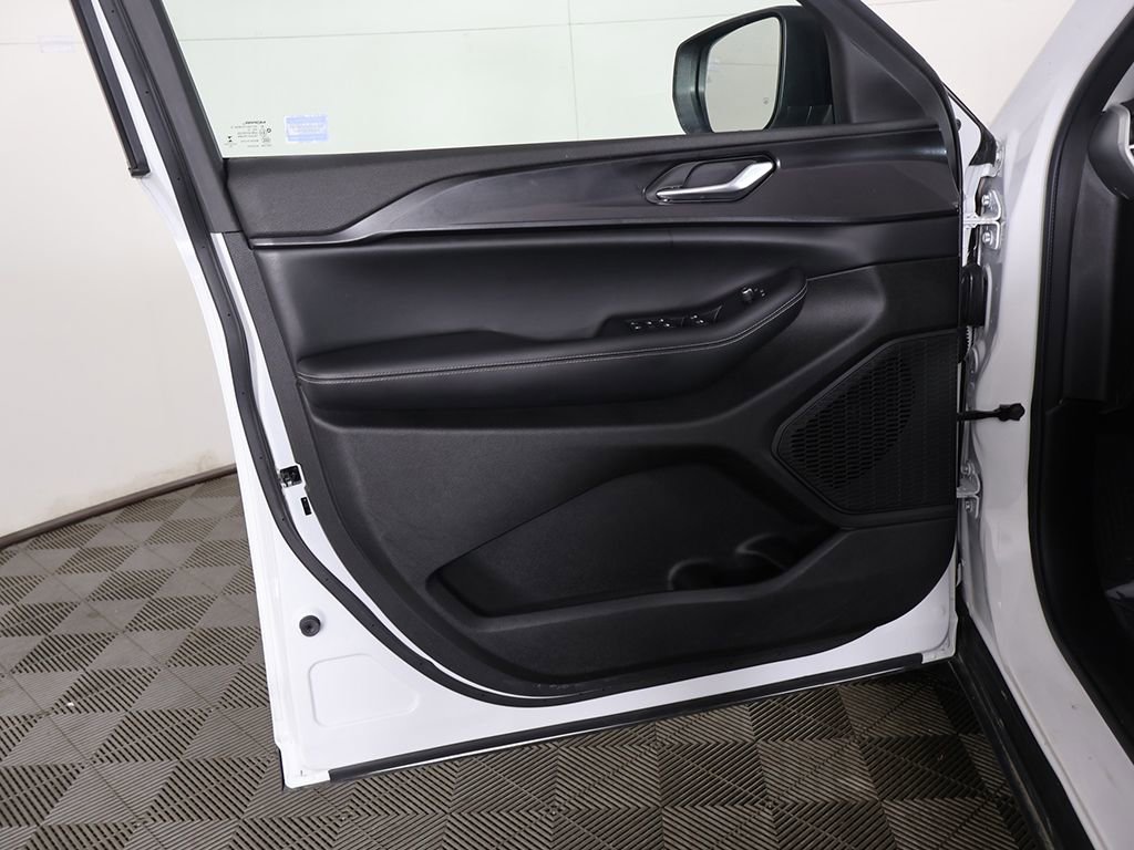 Used 2023 Jeep Grand Cherokee Laredo image 21