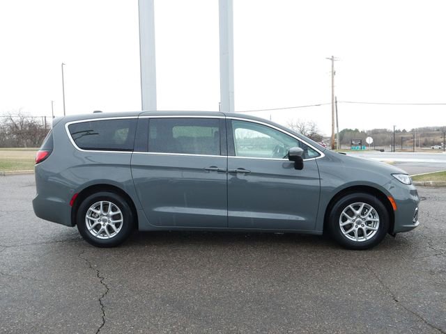 Used 2023 Chrysler Pacifica Touring-L image 8