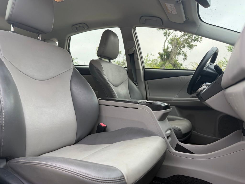 Used 2017 Toyota Prius V Four image 15
