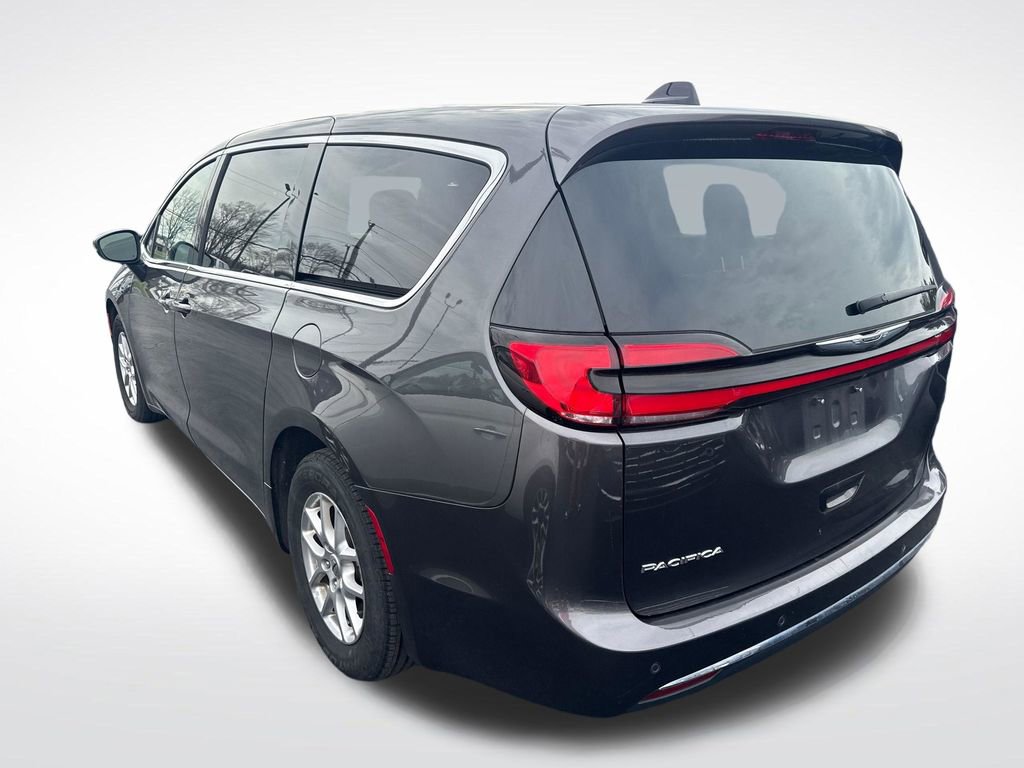 Used 2023 Chrysler Pacifica Touring-L FWD image 3