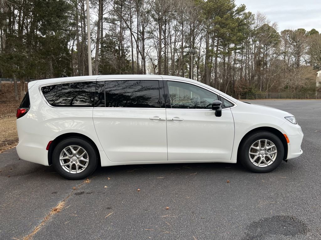 Used 2026 Chrysler Pacifica Select image 2