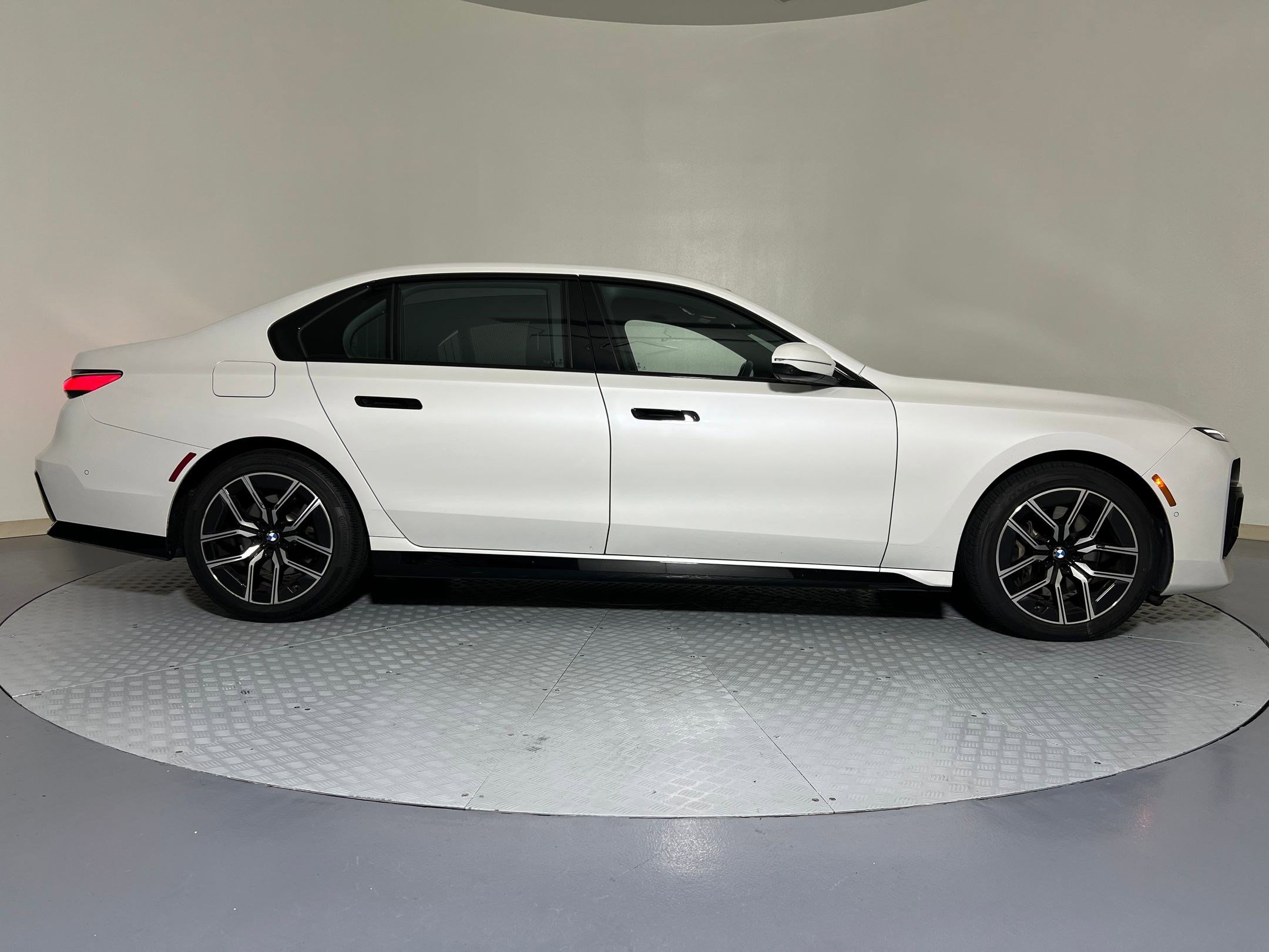 Used 2024 BMW 740i xDrive image 8