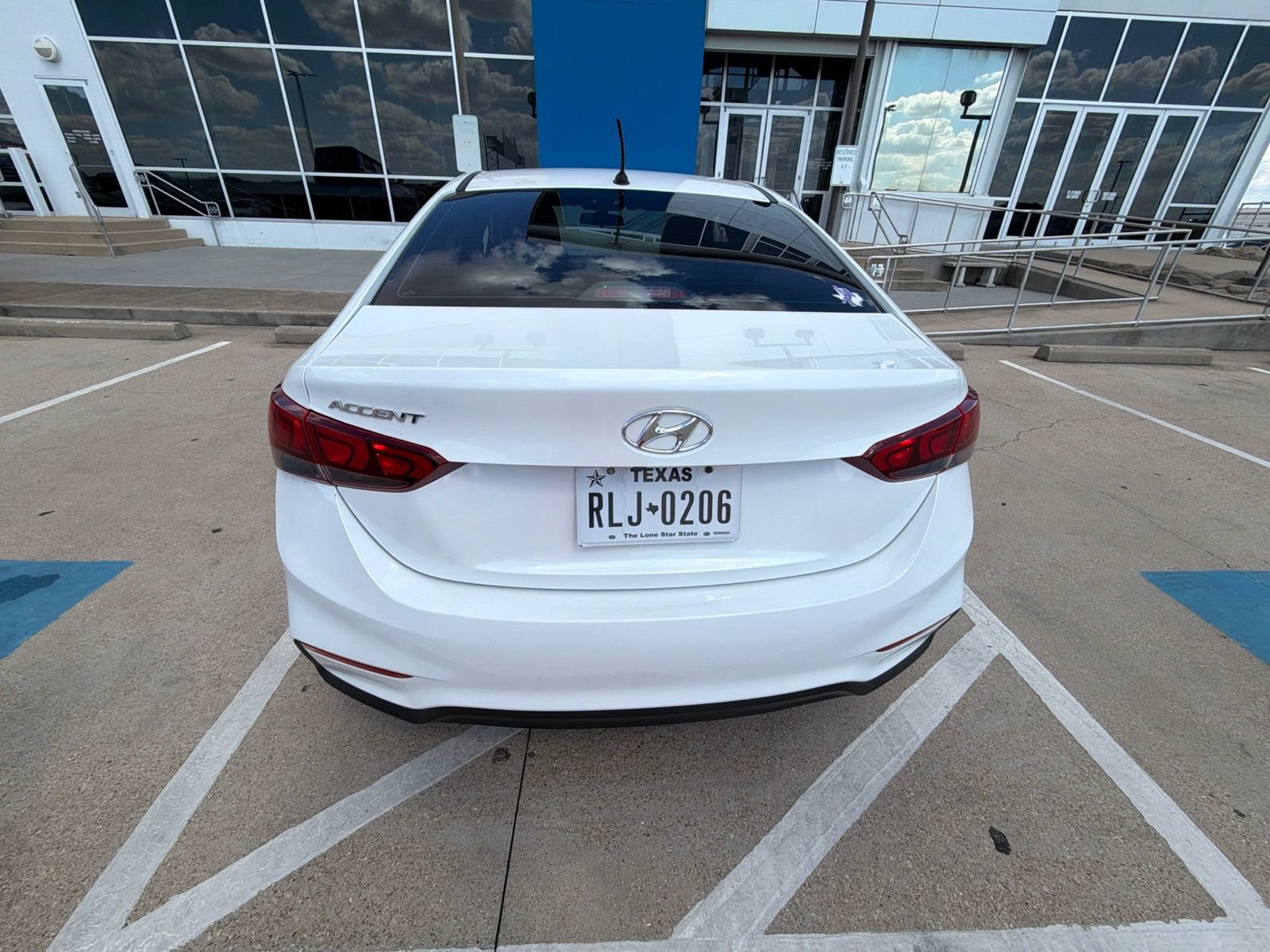 Used 2020 Hyundai Accent SE w/ Cargo Package FWD image 3