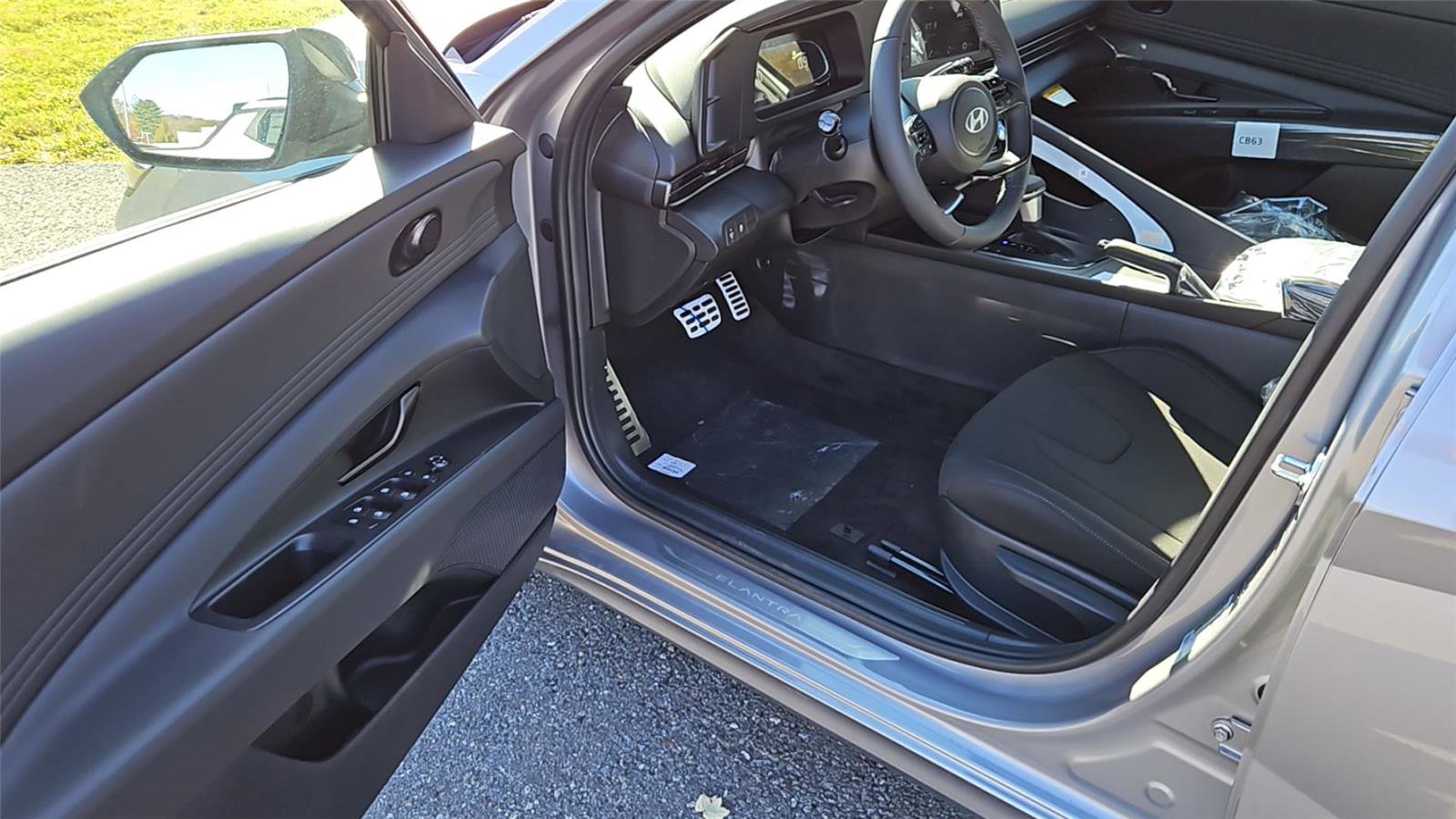 New 2025 Hyundai Elantra Sport image 9