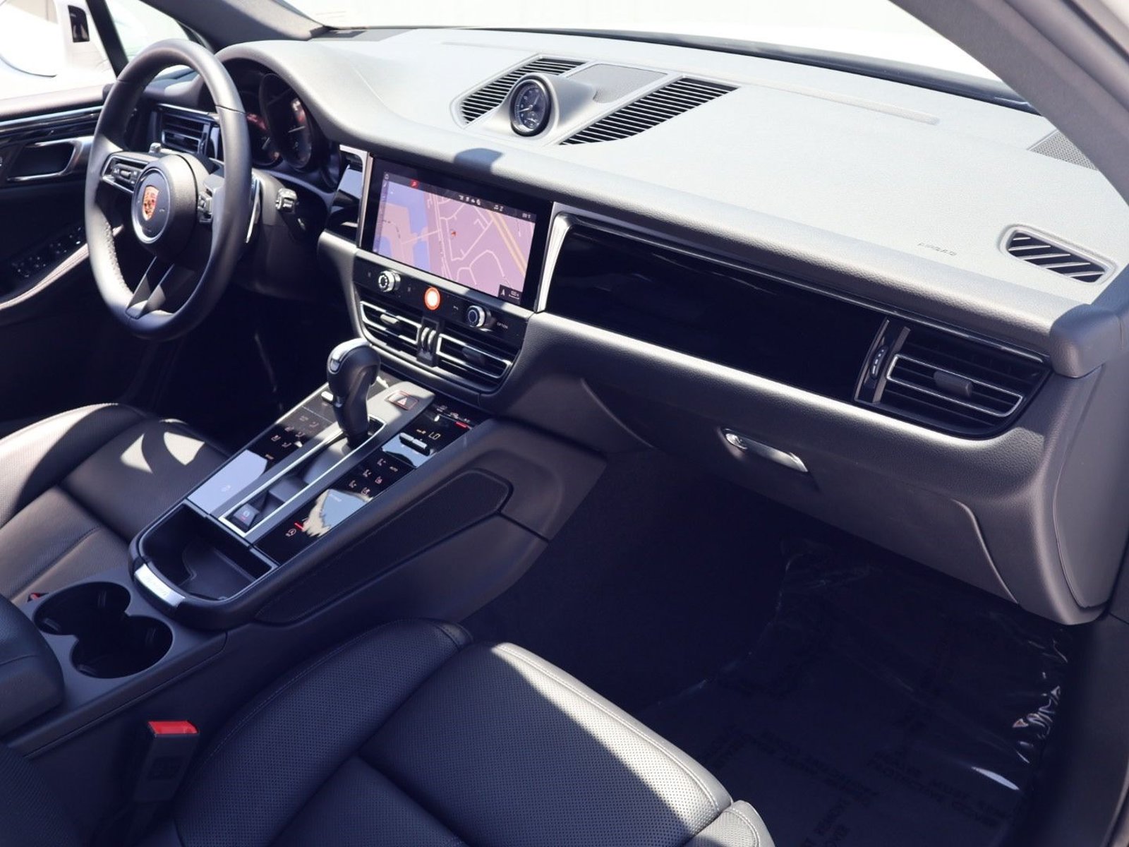 Certified 2025 Porsche Macan AWD/4WD image 25