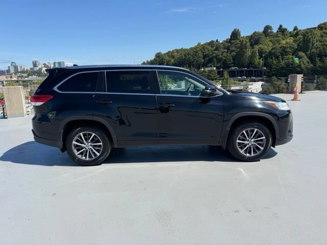 Used 2017 Toyota Highlander XLE AWD/4WD image 3