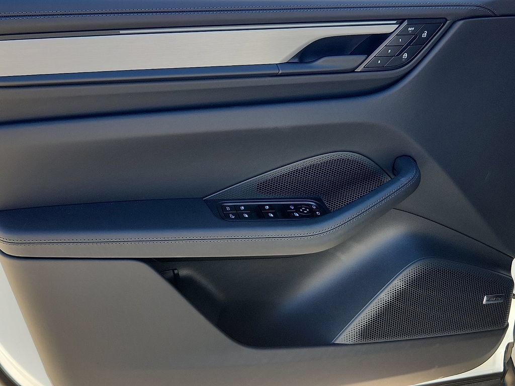 New 2026 Porsche Macan 4S Electric AWD/4WD image 13